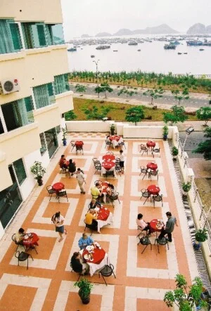 Khách Sạn Holiday View