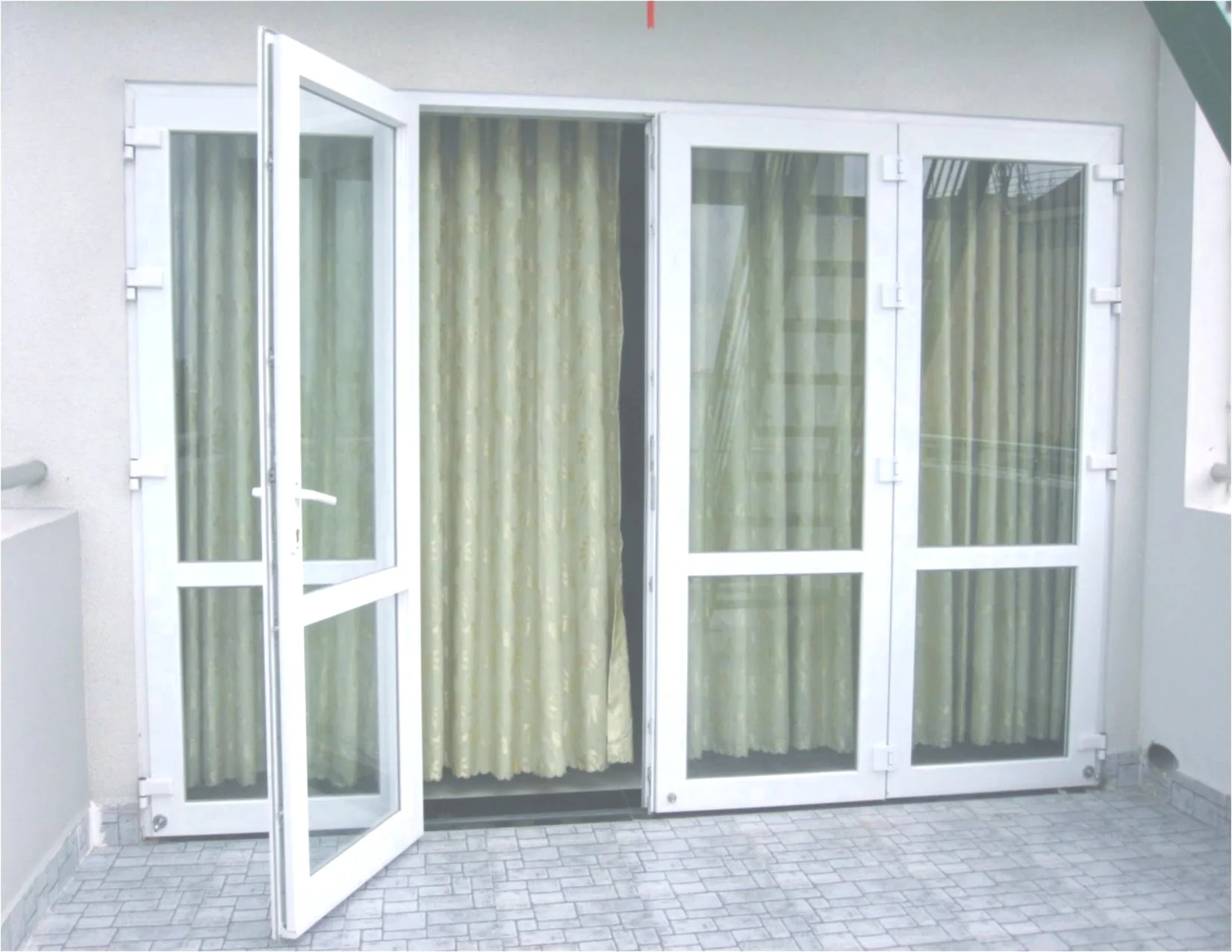 cua-nhua-loi-thep-di-xep-truot-011